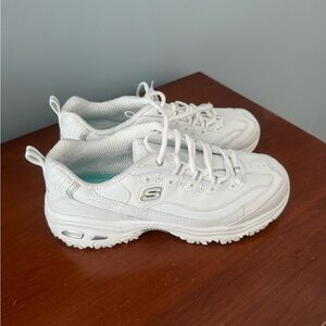 Skechers D’Lites Air-Cooled Memory Foam sneakers, size 8.5